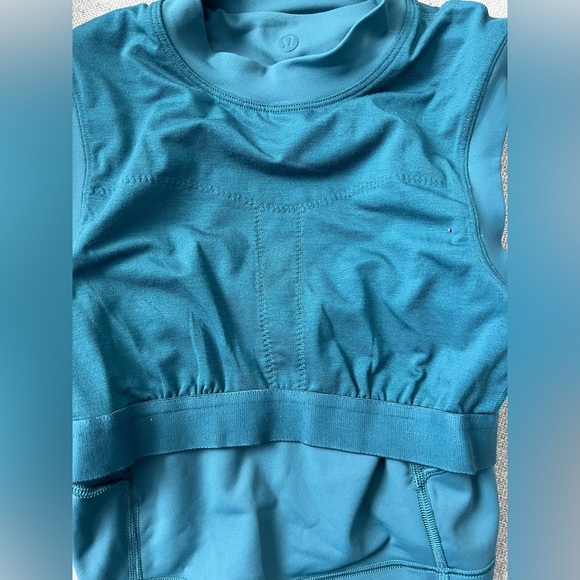 Lululemon Sleeveless Cropped Active Top in Teal - Picture 9 of 9